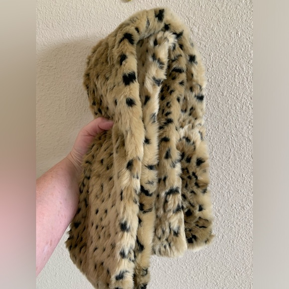 Cheetah Faux Fur Scarf 🌴 - Picture 3 of 3